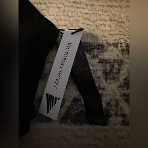 Victoria's Secret Black Sports Bra, NWT - Picture 2 of 4